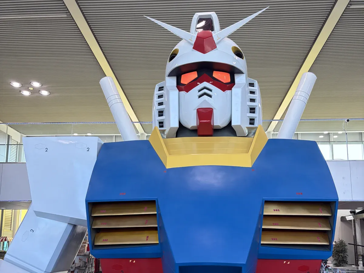 バンダイミュージアム入口のガンダム胸像