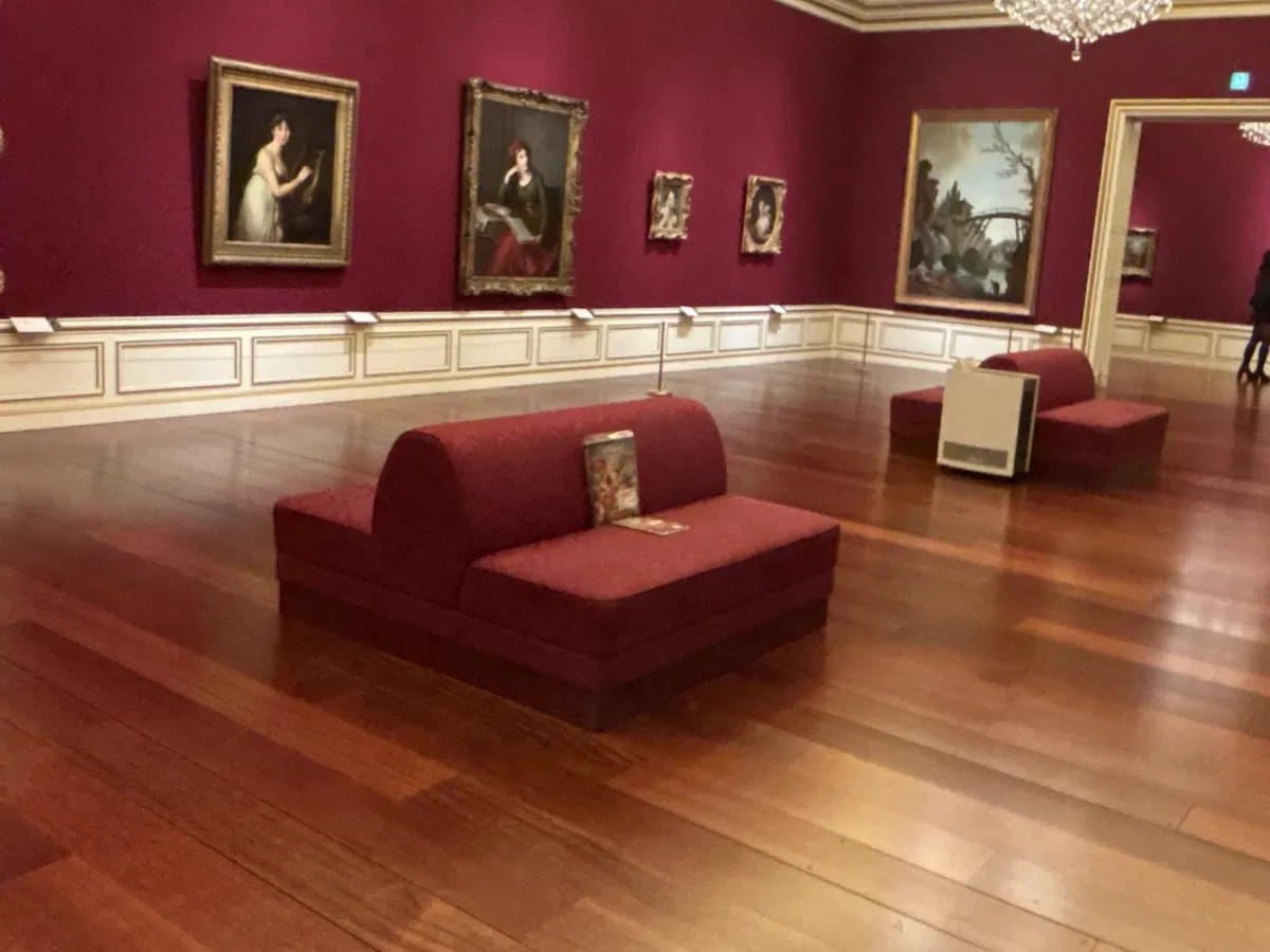 ヤマザキマザック美術館の展示室内にある座って休めるベンチ